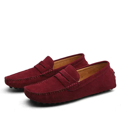 Rote Wildleder-Mokassins für Herren, rutschfeste Freizeitschuhe, elegant und bequem.