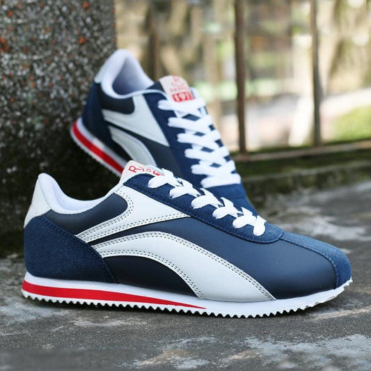 Blau-weiße Retro-Sneaker, Herren, Leder, sportlich, lässig, mit roter Sohle, Outdoor.