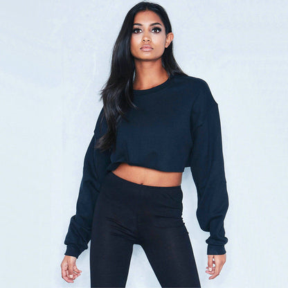 Frau in schwarzem Crop-Top und Leggings, Mode, Damenbekleidung, Freizeitlook, Streetwear.