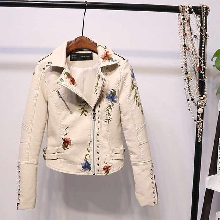 Höstlig broderad damkonstläderjacka i bikerstil – Eleonora