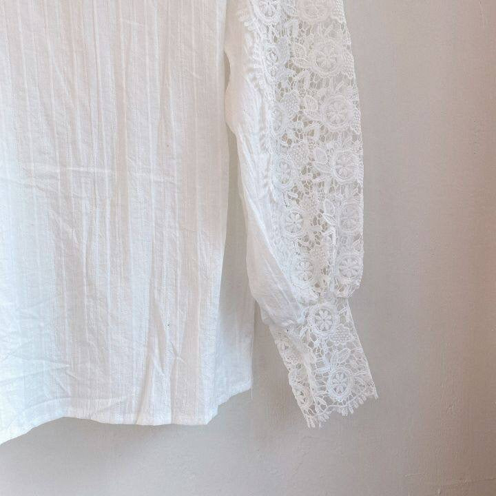 Weiße Bluse mit Spitzenärmeln, Damenmode, elegant, Baumwolle, langärmlig, stilvoll.