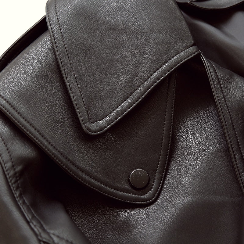 Schwarze Lederjacke, Nahaufnahme, hochwertiges Material, modisches Design, Knopfdetail.