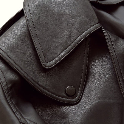Schwarze Lederjacke, Nahaufnahme, hochwertiges Material, modisches Design, Knopfdetail.