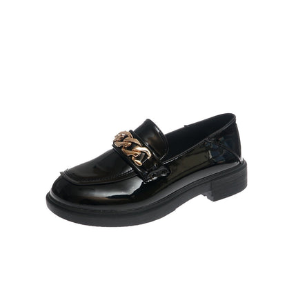 Schwarzer Lackleder-Loafer mit goldener Kette, Damenmode, eleganter Schuh, flacher Absatz.