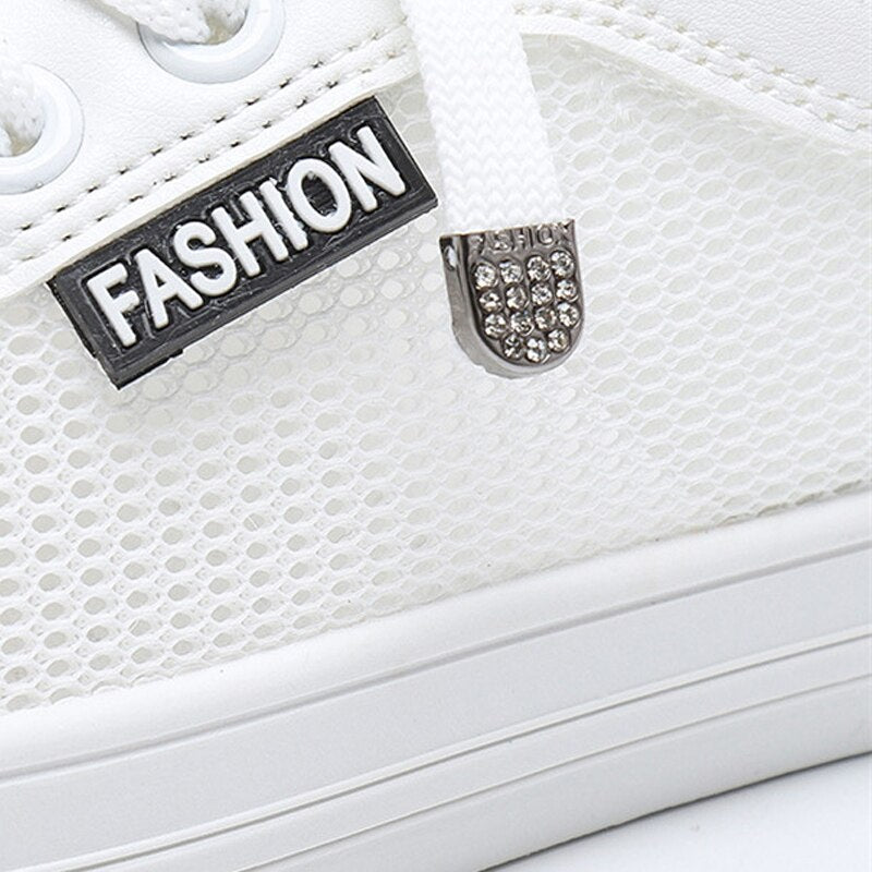 Weißer Sneaker mit Netzstoff, modischem Schriftzug und Strassdetails, Damenmode, Freizeitschuh.