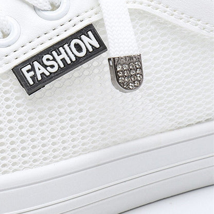 Weißer Sneaker mit Netzstoff, modischem Schriftzug und Strassdetails, Damenmode, Freizeitschuh.