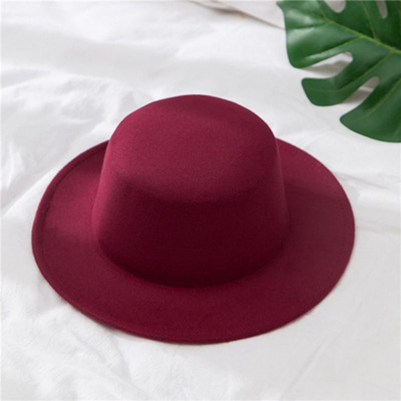 Bordeauxroter Filzhut auf weißem Hintergrund, modisches Accessoire, Herbstmode, Damenhut.