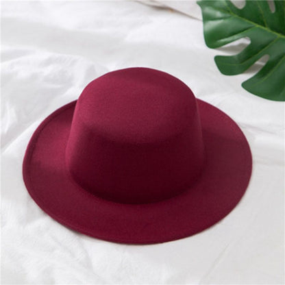 Bordeauxroter Filzhut auf weißem Hintergrund, modisches Accessoire, Herbstmode, Damenhut.