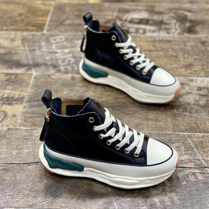 Schwarze High-Top-Sneaker mit weißer Sohle, modisch, sportlich, Unisex, auf Holzboden.