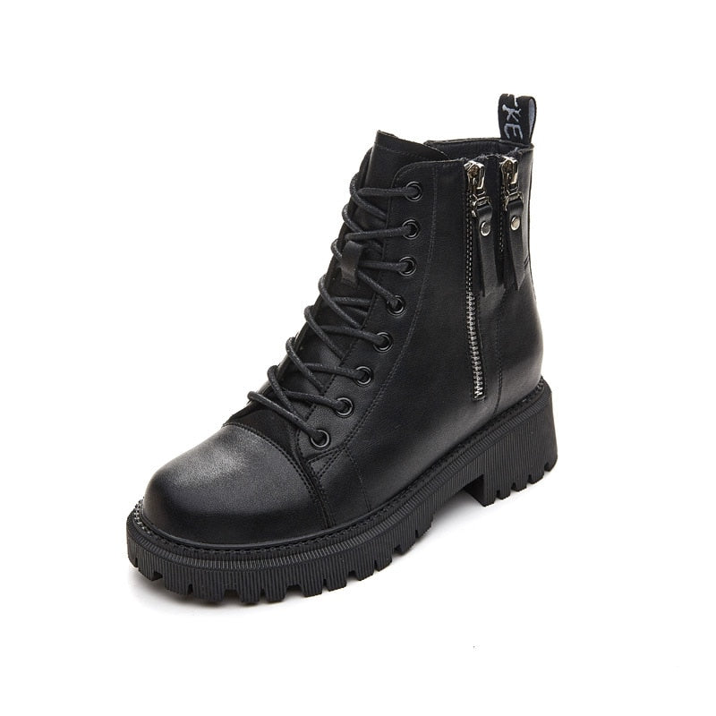 Schwarzer Damenstiefel mit Reißverschluss, Schnürung, Lederoptik, robuster Sohle.