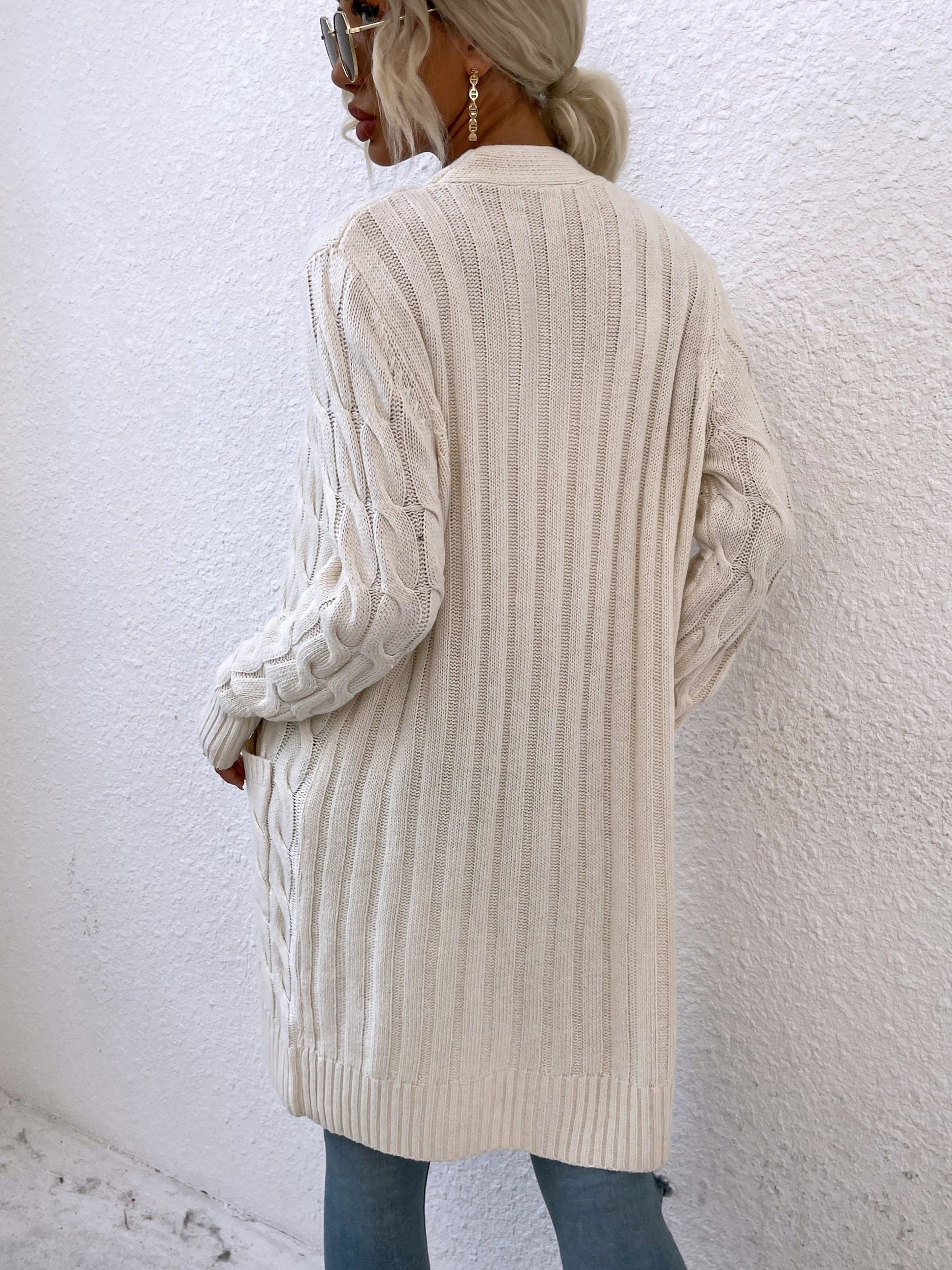 Damen Strickjacke beige, Zopfmuster, lang, elegant, Wintermode, gemütlich, modisch, warm.