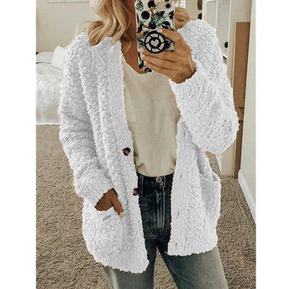 Frau in weißem Teddyfell-Cardigan, lässig, modisch, gemütlich, Herbst-Winter-Outfit.