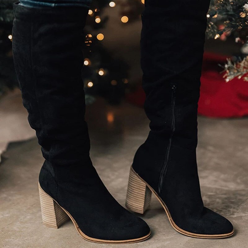 Schwarze Damenstiefel aus Wildleder mit Blockabsatz, ideal für Herbstmode.