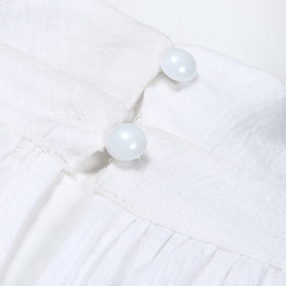 Weiße Bluse mit Perlenknöpfen, Baumwolle, elegante Damenmode, Detailansicht.
