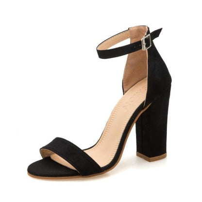Schwarze Damen-Sandalette mit Blockabsatz, Knöchelriemen, elegant, aus Wildleder.