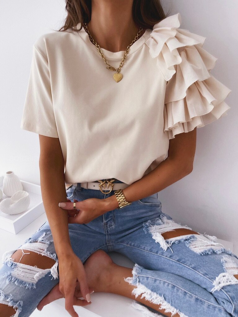 Damen T-Shirt mit Rüschenärmel, beige, Baumwolle, modisch, lässig, Herzanhänger, zerrissene Jeans.