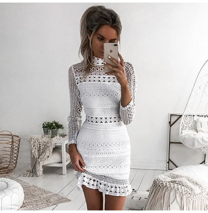 Frau im weißen Spitzenkleid, Selfie, elegantes Design, modisch, Sommermode, Wohnzimmer.