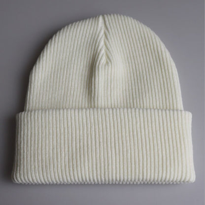 Weiße Strickmütze aus Wolle, unisex, warm, modisch, ideal für Winter, geripptes Design.