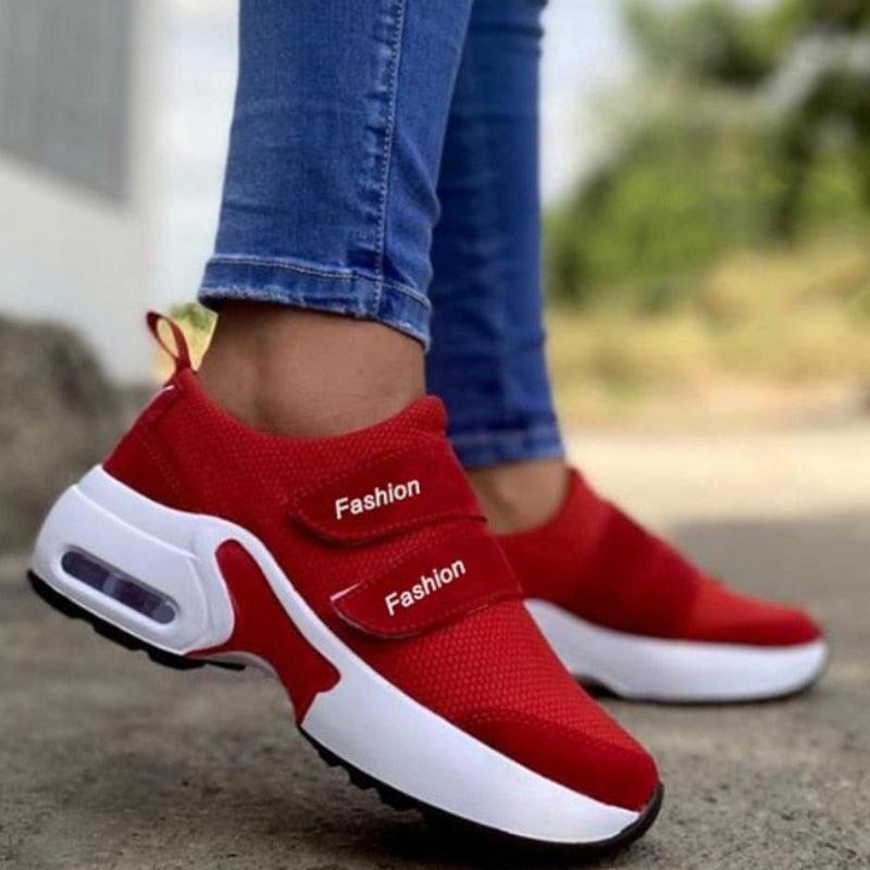Rote Damen-Sneaker mit Klettverschluss, atmungsaktiv, modisch, bequem, für Freizeit und Sport.