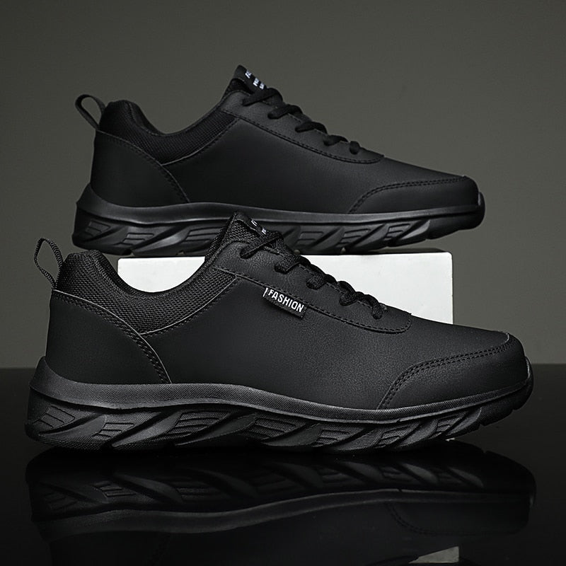 Schwarze Herren-Sneaker, sportlich, rutschfest, bequem, modisch, für Alltag und Freizeit.