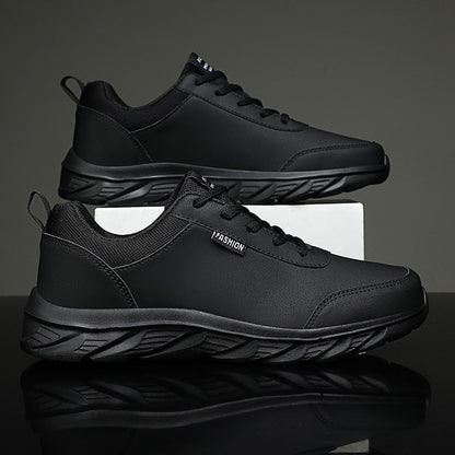 Schwarze Herren-Sneaker, sportlich, rutschfest, bequem, modisch, für Alltag und Freizeit.
