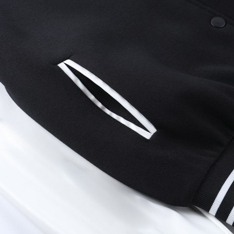 Schwarze Collegejacke mit weißen Streifen, Baumwolle, modisch, sportlich, Herrenbekleidung.