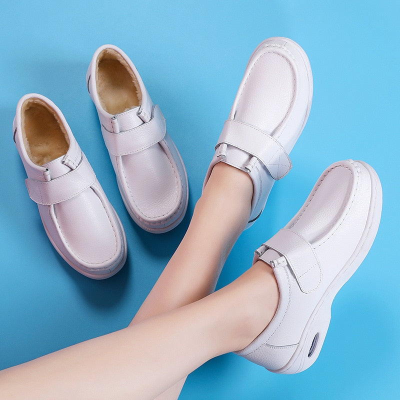 Weiße Damen-Sneaker, bequem, rutschfest, modisch, auf blauem Hintergrund.