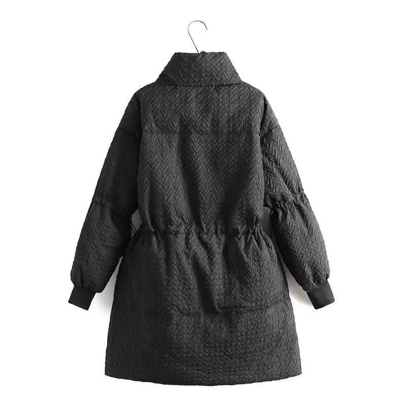 Schwarzer Damenmantel, gesteppter Stoff, lange Ärmel, Wintermode, elegantes Design.