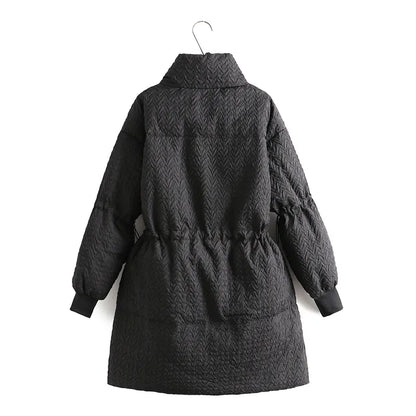 Schwarzer Damenmantel, gesteppter Stoff, lange Ärmel, Wintermode, elegantes Design.