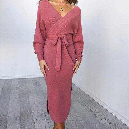 Frau in rosa Strickkleid mit Gürtel, V-Ausschnitt, Langarm, elegantes Design, modisch.