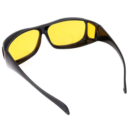 Schwarze Nachtsichtbrille mit gelben Gläsern, ideal für Autofahren bei Nacht.