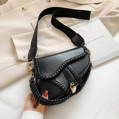 Schwarze Leder-Umhängetasche mit Ziernähten, modisches Accessoire für Damen.