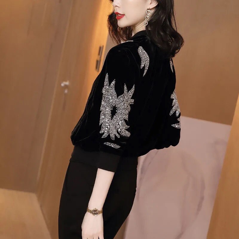 Damen schwarze Samtjacke mit silbernen Pailletten, elegantes Design, modische Abendmode.