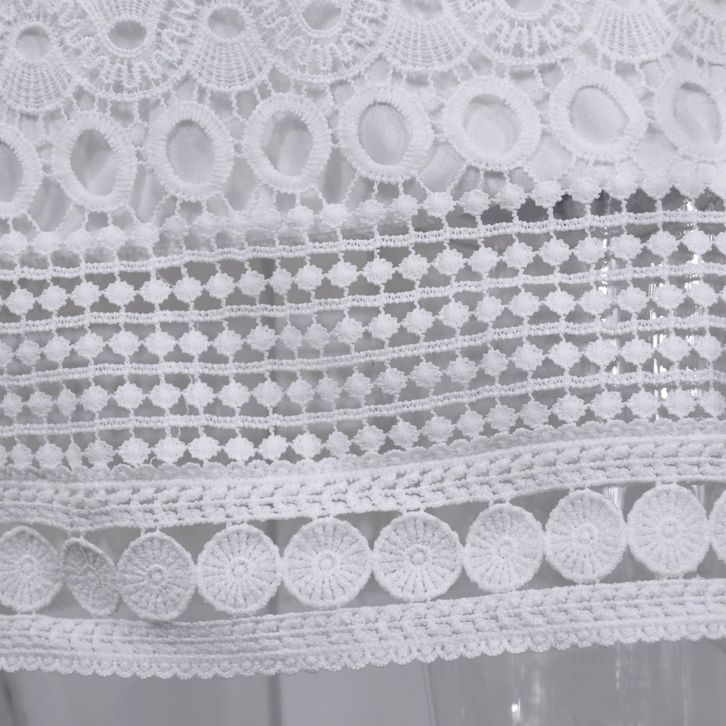Weiße Spitzenstoff, gehäkeltes Design, dekorative Muster, Textilmaterial, elegant, hochwertig.