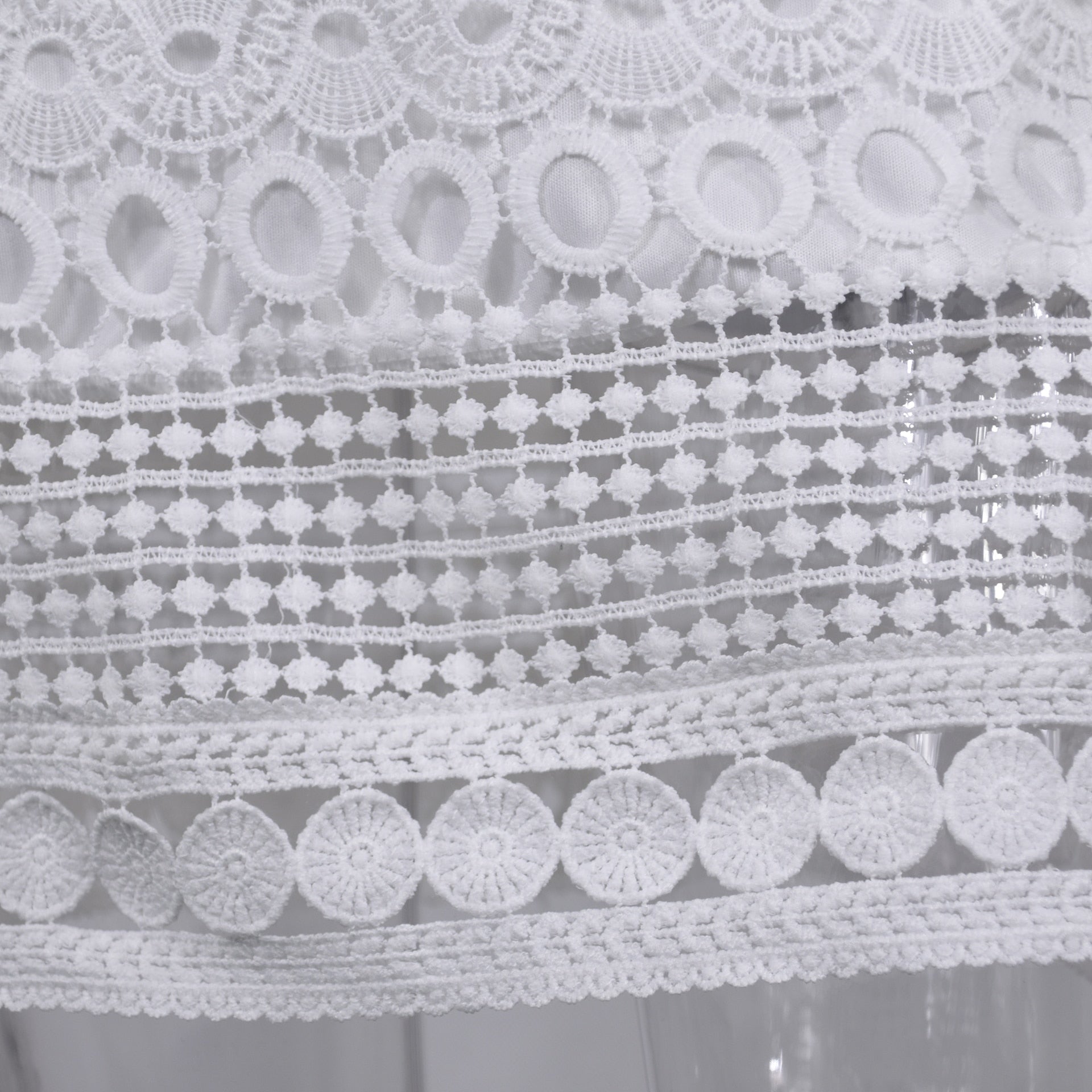 Weiße Spitzenstoff, gehäkeltes Design, dekorative Muster, Textilmaterial, elegant, hochwertig.