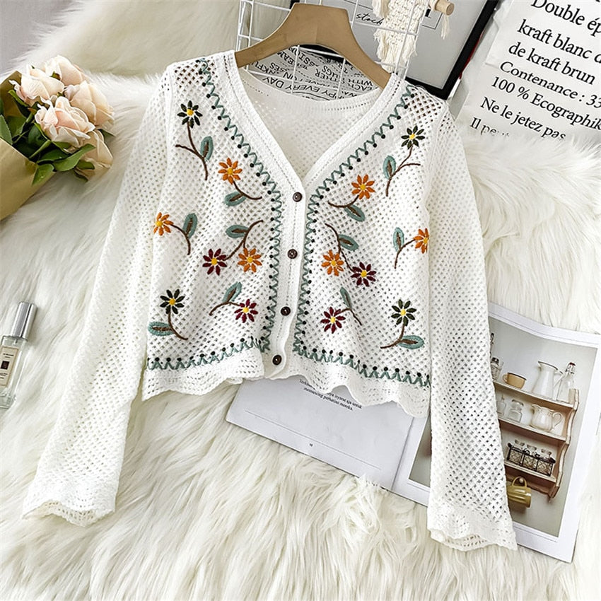 Weiße Strickjacke mit Blumenstickerei, V-Ausschnitt, Knöpfen, Damenmode, elegant, modisch.