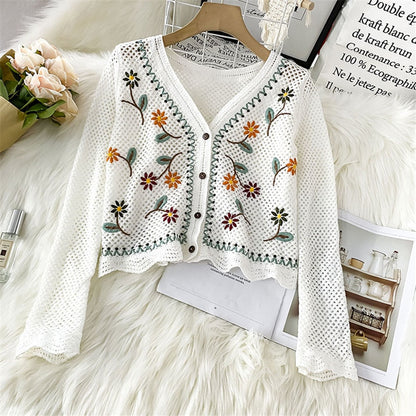 Weiße Strickjacke mit Blumenstickerei, V-Ausschnitt, Knöpfen, Damenmode, elegant, modisch.