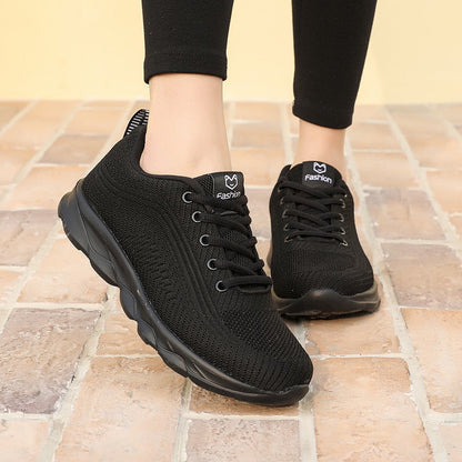 Schwarze Damen-Sneaker, atmungsaktiv, rutschfest, modisch, auf Fliesenboden.