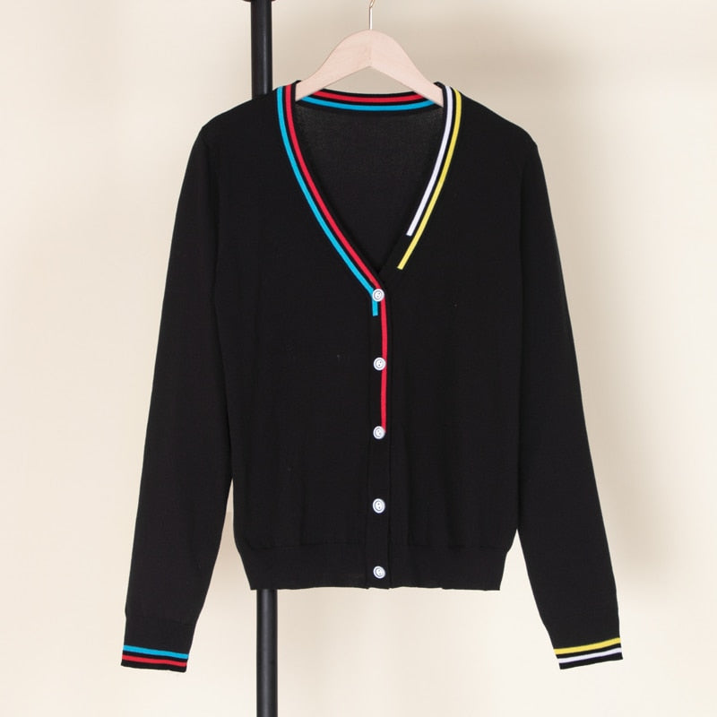 Schwarze Strickjacke mit bunten Streifen, V-Ausschnitt, Knöpfen, Damenmode, elegant.