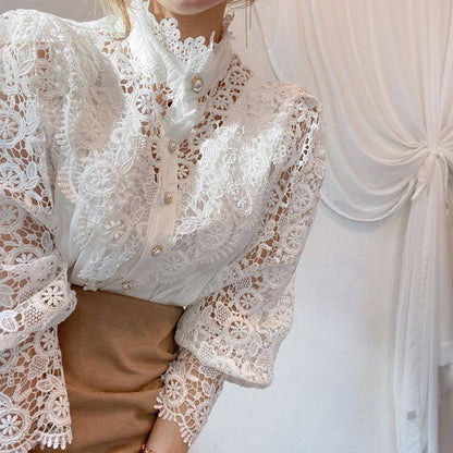 Weiße Spitzenbluse Damen, elegante Mode, langärmlig, Knopfleiste, Vintage-Stil, Büro-Outfit.