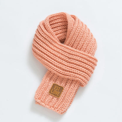 Rosa Strickschal aus Wolle mit Etikett, modisches Accessoire für Damen, Herbst-Winter.