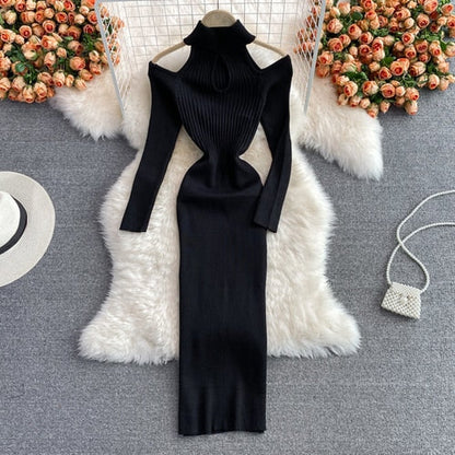 Schwarzes, schulterfreies Strickkleid auf weißem Fell, elegantes Design, Herbstmode.