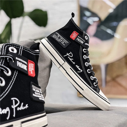 Schwarze High-Top-Sneaker aus Canvas mit weißer Sohle und roten Details, modisch und lässig.
