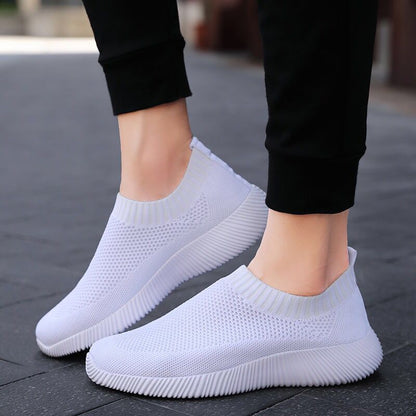 Weiße Sneaker aus Mesh, atmungsaktiv, rutschfest, für Damen, ideal für Freizeit und Sport.