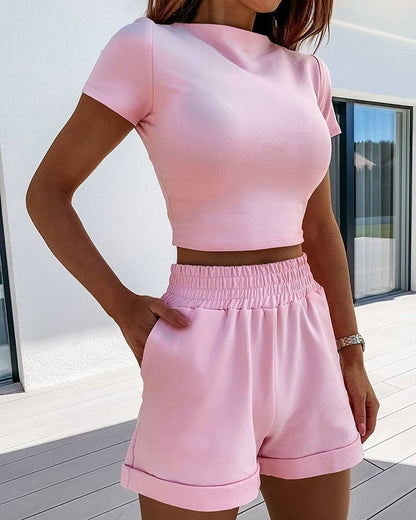 Frau in rosa Crop-Top und Shorts, Sommermode, Freizeitkleidung, elastischer Bund, modern.