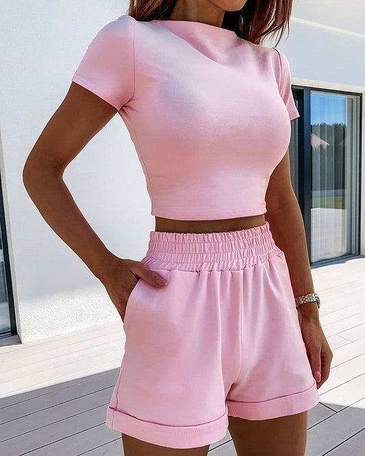 Frau in rosa Crop-Top und Shorts, Sommermode, Freizeitkleidung, elastischer Bund, modern.