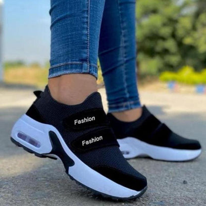Schwarze Damen-Sneaker mit Klettverschluss, atmungsaktiv, modisch, ideal für Freizeit und Sport.