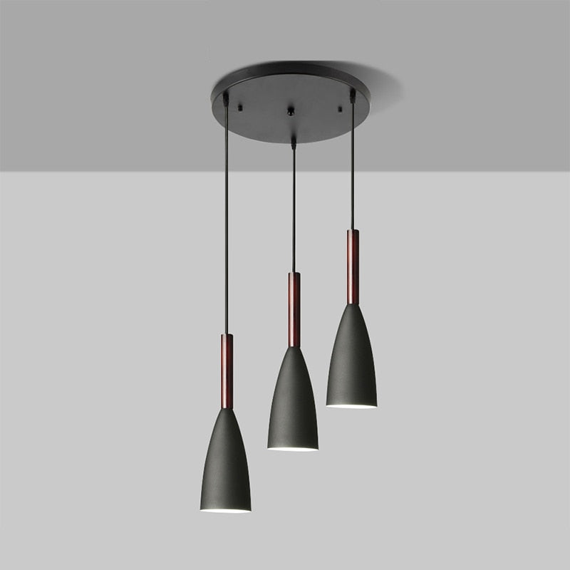 Moderne schwarze Pendelleuchte mit drei Lampen, Metall, minimalistisch, für Esszimmer.