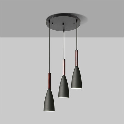 Moderne schwarze Pendelleuchte mit drei Lampen, Metall, minimalistisch, für Esszimmer.
