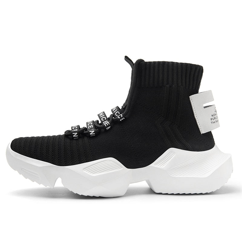 Schwarzer Sneaker mit weißer Sohle, Strickmaterial, hoher Schaft, modisch, sportlich.